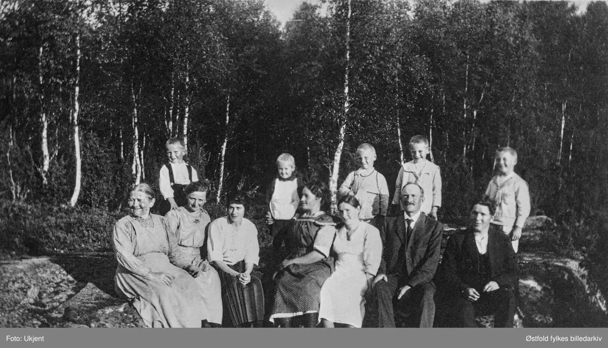 Samling på gården Berby (Fossenga) i Varteig ca. 1921-22.
Foran fra venstre:
Pauline Berby, Anna Klemsdal, Aslaug Bergby, Ragna Berby, Elise Kvigstad, Olaf Klemsdal, Gunder Bergby.
Barna bak:
Ludvig Klemsdal, Bjarne og Kåre Kvigstad, Even Klemsdal, Eugen Berby.