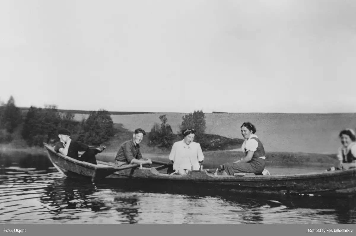 Båttur på Glomma ved Jelsnesevja, Tune  ca. 1944. Fra venstre: Ragnhild, Hedvig, Martha og Iver - alle Hasle (søsken),  og Bjarne Næss (gårdsgutt på Brunsby). Vartinger i båten.