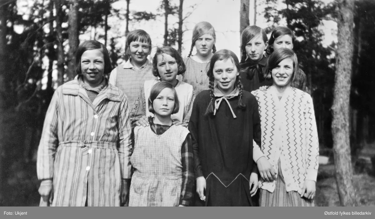 Skolevenninner på Strømnes skole i Varteig ca. 1930.
Fra venstre:
Karen Hasle, Helga Moene med Olga Bergerud Strømneshaugen foran, Jenny Smaaberg, Karen Bø Hauger. 
Bak: 
Oline Larsen Småberg, Ingeborg Hasle, Åshild Westgaard, NN.