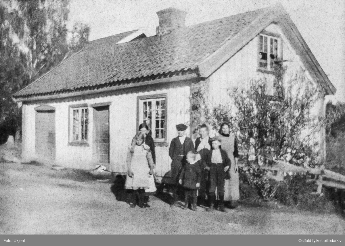 Våningshuset på Begerud 8/1 i Varteig ca. 1915. Legg merke til uthus bak. Gruppen er ukjent.