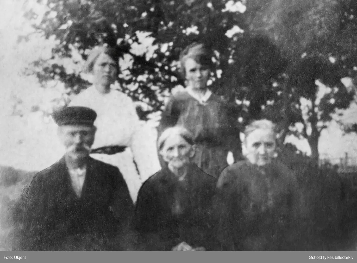 Gruppebilde av Anton og Karoline Heia, søster Anne Marie. Barn Anette og Mathilde. Varteig ca. 1915.
