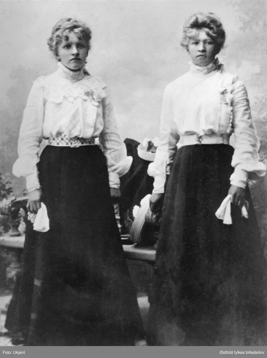 Repro av gammelt visittkort av Mathilde og Anette Heia, tantene til Isak Rånås. Begge fra Varteig.