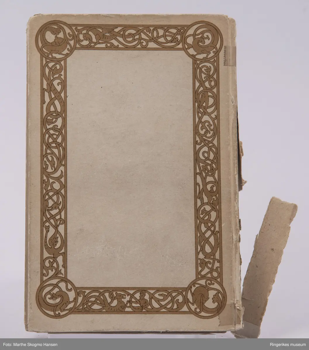 Eventyrsamlingen "Norske folke-eventyr. Fortalte af P. Chr. Asbjørnsen og Jørgen Moe". Fjerde utgave, trykket i Christiania i 1868. 322 sider.