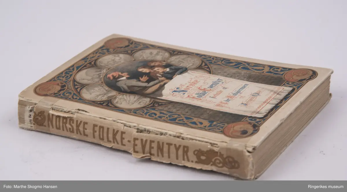 Eventyrsamlingen "Norske folke-eventyr. Fortalte af P. Chr. Asbjørnsen og Jørgen Moe". Fjerde utgave, trykket i Christiania i 1868. 322 sider.