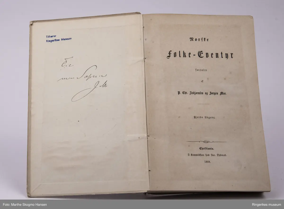Eventyrsamlingen "Norske folke-eventyr. Fortalte af P. Chr. Asbjørnsen og Jørgen Moe". Fjerde utgave, trykket i Christiania i 1868. 322 sider.