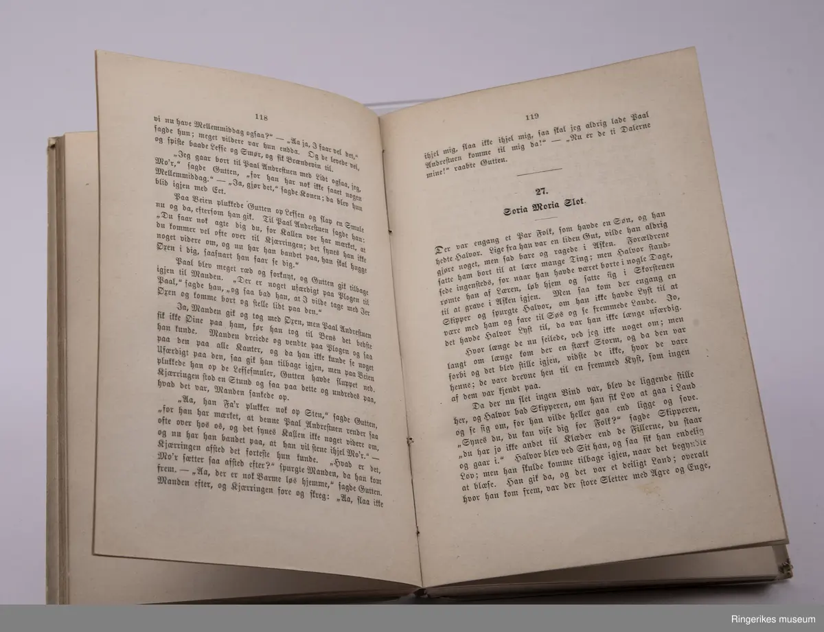 Eventyrsamlingen "Norske folke-eventyr. Fortalte af P. Chr. Asbjørnsen og Jørgen Moe". Fjerde utgave, trykket i Christiania i 1868. 322 sider.