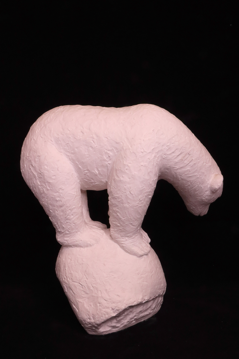 Skulptur som föreställer en isbjörn.