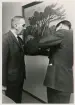 Sven Tegheim får sin guldklocka för lång och trogen tjänst, av landshövding Gunnar Helén, Växjö, den 9/12 1968.
