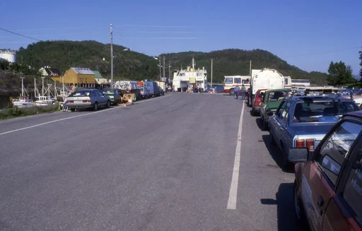 Bogøy i Steigen kommune. Stedet hadde fergeforbindelse til Skutvik i Hamarøy fra 1957 til 1990. Ferga "Skjergar" ved kai.