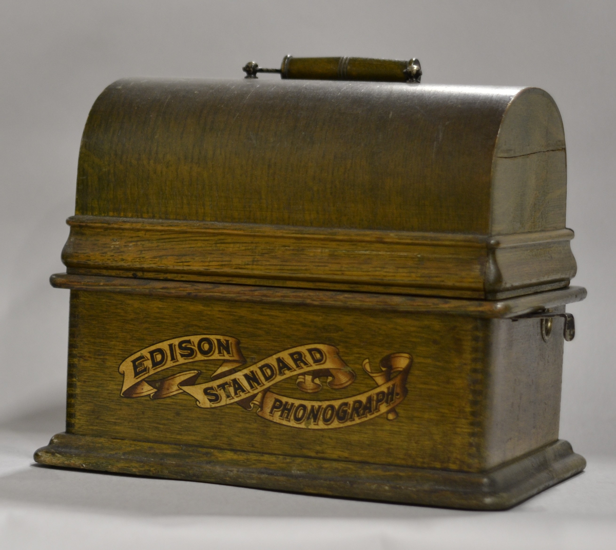 Fonograf med 3 trattar. Märkt: T A Edison, et als. Orange, NJ, USA Ljuddosa Recorder. Grönbetsad. Trattmåtten: den blanka L:535mm, Diam,311mm,B:400mm, Vikt:1,15kg. den röd/guldfärgade, L250mm,Diam:261mm, vikt:0,15kg.
Består av TM32392:1-4