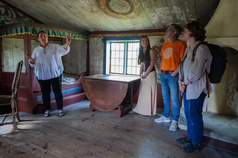 Omvisning i historisk stue med guide.