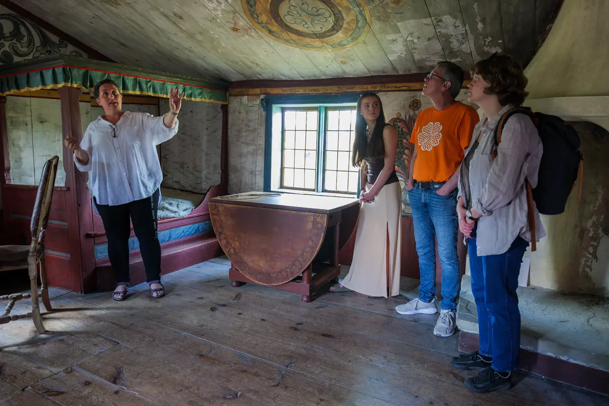 Omvisning i historisk stue med guide.