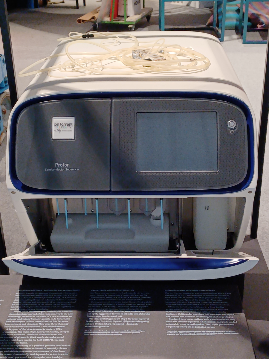 DNA-sekvenserare Ion Proton Sequencer ref. nr. INS1005663 ser. nr. 2456267-0352. För 100-240 V AC 50/60 Hz drift max 14A. Gas input 30 PSI max 200kPa. Med anslutna slangar och luftflödesmätare från Key Instruments´, Croydon Philadelphia.