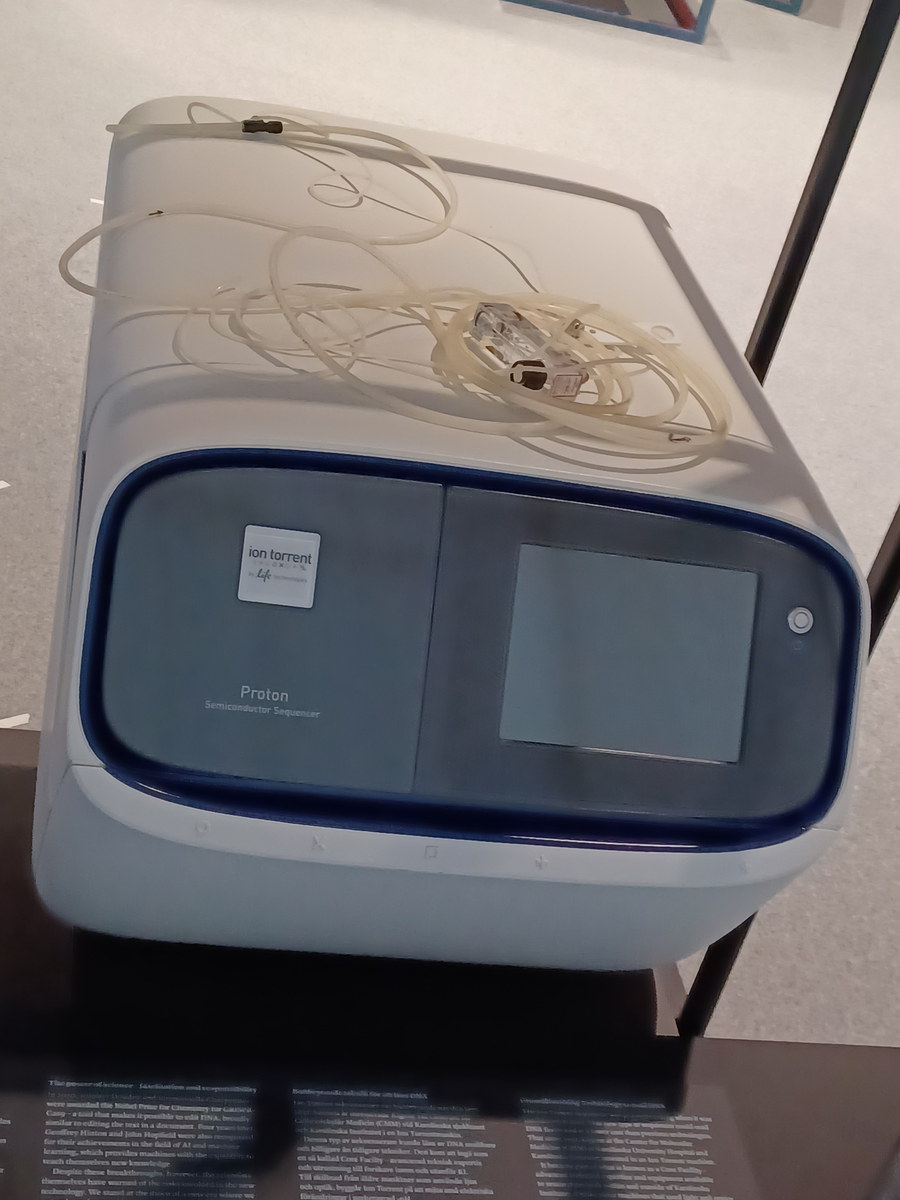 DNA-sekvenserare Ion Proton Sequencer ref. nr. INS1005663 ser. nr. 2456267-0352. För 100-240 V AC 50/60 Hz drift max 14A. Gas input 30 PSI max 200kPa. Med anslutna slangar och luftflödesmätare från Key Instruments´, Croydon Philadelphia.