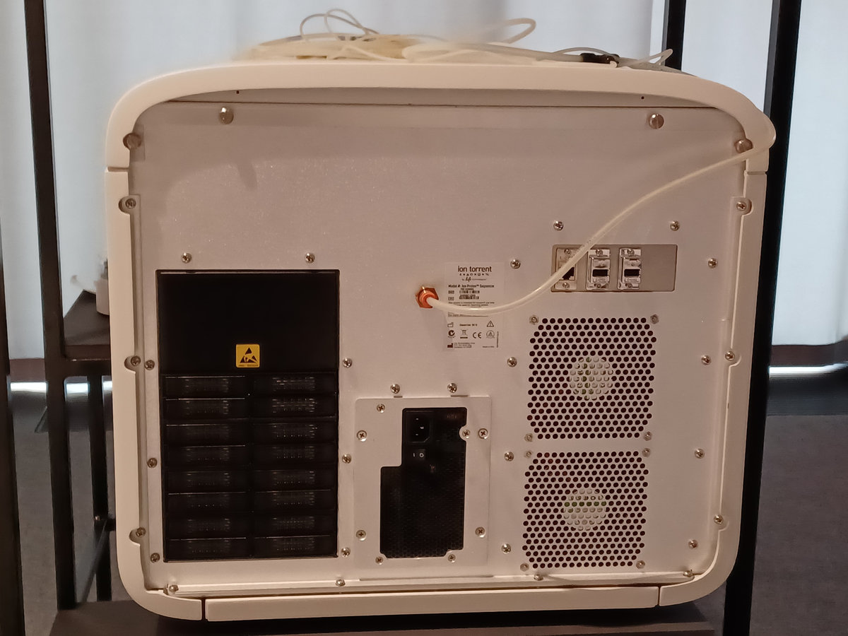 DNA-sekvenserare Ion Proton Sequencer ref. nr. INS1005663 ser. nr. 2456267-0352. För 100-240 V AC 50/60 Hz drift max 14A. Gas input 30 PSI max 200kPa. Med anslutna slangar och luftflödesmätare från Key Instruments´, Croydon Philadelphia.