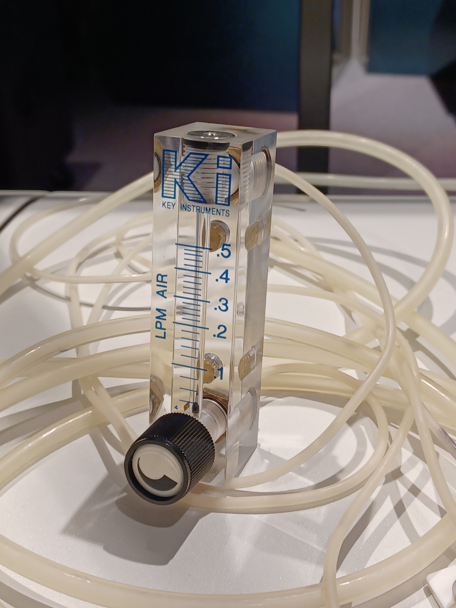 DNA-sekvenserare Ion Proton Sequencer ref. nr. INS1005663 ser. nr. 2456267-0352. För 100-240 V AC 50/60 Hz drift max 14A. Gas input 30 PSI max 200kPa. Med anslutna slangar och luftflödesmätare från Key Instruments´, Croydon Philadelphia.