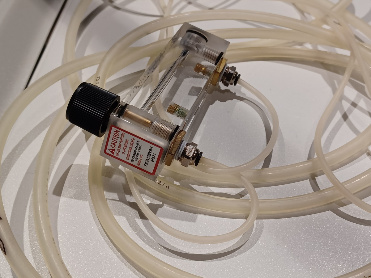 DNA-sekvenserare Ion Proton Sequencer ref. nr. INS1005663 ser. nr. 2456267-0352. För 100-240 V AC 50/60 Hz drift max 14A. Gas input 30 PSI max 200kPa. Med anslutna slangar och luftflödesmätare från Key Instruments´, Croydon Philadelphia.