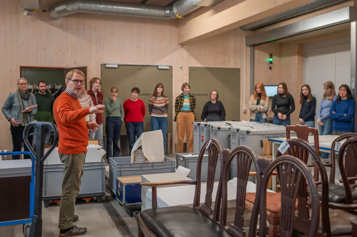 Omvisning med formidler og en gruppe besøkende.