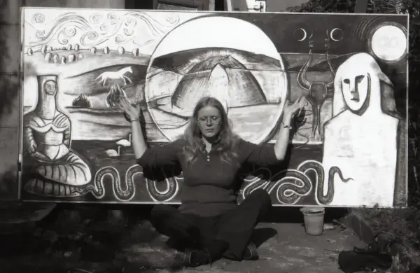 Konstnären Monica Sjöö framför ett av sina konstverk