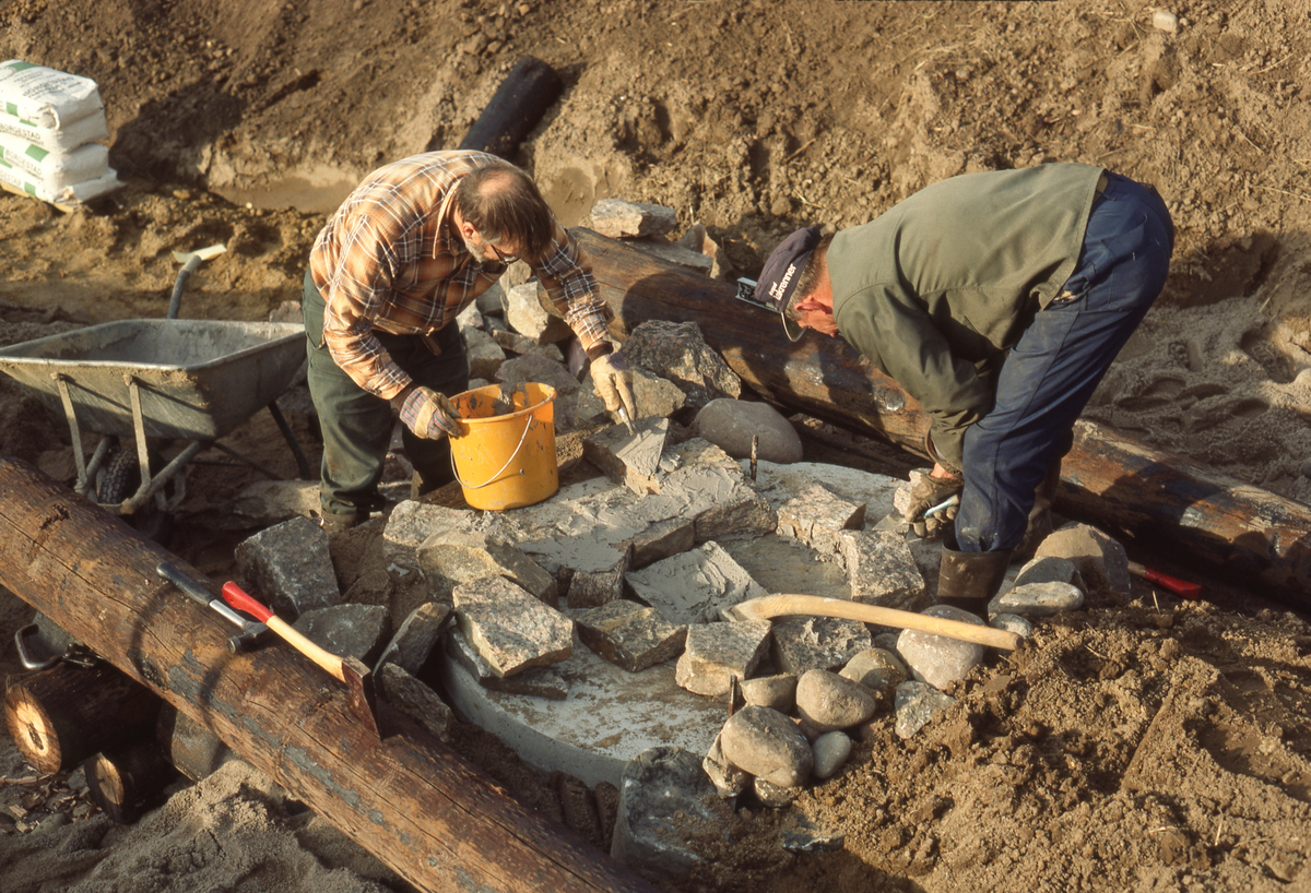 Fra bygginga av en blesterovn – etter modell fra Ole Olsen Evenstads hefte «Afhandling om Jern-Malm som findes i Myrer og Moradser i Norge, og Omgangsmaaden med at forvandle den til Jern og Staal» (1782/1790) – på Norsk Skogbruksmuseum høsten 1984. Fotografiet viser to karer hadde startet muringa av botnen av ovenssjakta – til venstre antakelig lærer Ivar Berre, som hadde eksperimentert med blestring i Trøndelag og til høyre en av museets hjelpearbeidere, muligens Jakob Nersveen.

I Norsk Skogbruksmuseums årsmelding for 1984 står dette om bygginga av blesterovn på museet: «En jernblesterovn for brenning av jern av myrmalm ble bygget i oktober/november. Blesterovnen er bygget etter Ole Olsen Evenstads tegninger i hans bok om myrmalmbrenning, utgitt i 1790. Lærer Ivar Berre fra Skogn har erfaring med jernutvinning i blesterovn, og har vært både konsulent og deltatt i oppstarting av arbeidet. Prosjektet er ellers gjennomført av museets egne håndverkere.»
