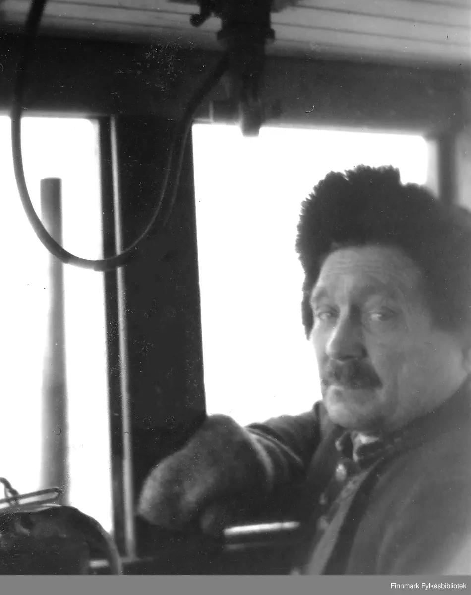 Karl Gregersen, skipper på legeskyssbåten Dr. Holmboe, Måsøy kommune ca. 1955-1956.