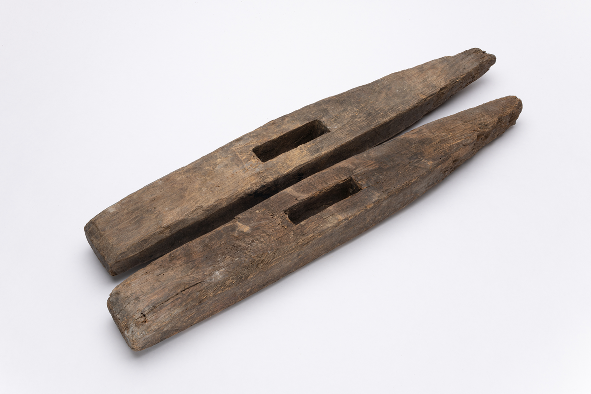 Del av båtklemme i tre. Eldre modell.