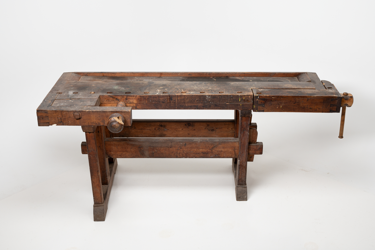 Høvelbenken har to tvinger og en nedfelt renne.