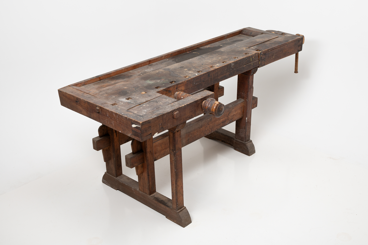 Høvelbenken har to tvinger og en nedfelt renne.