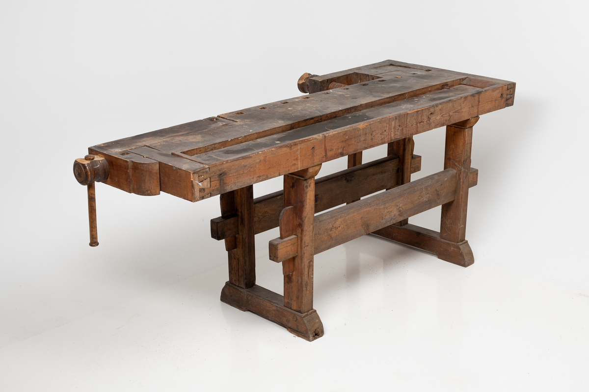 Høvelbenken har to tvinger og en nedfelt renne.