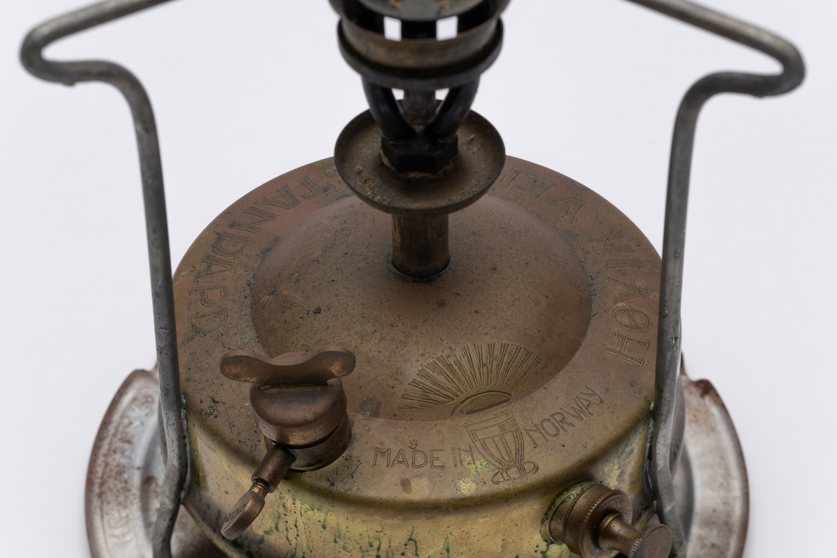 Primus på tre ben med løs ring på toppen.