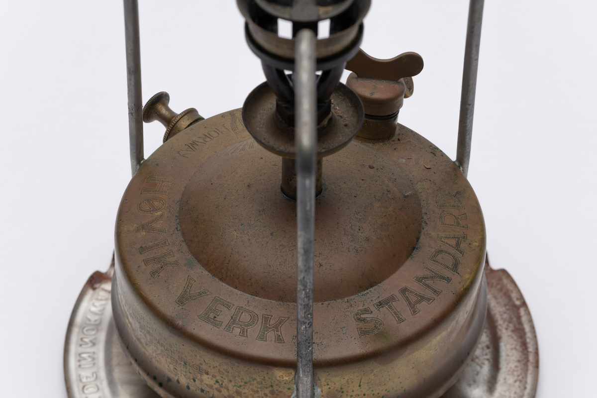 Primus på tre ben med løs ring på toppen.