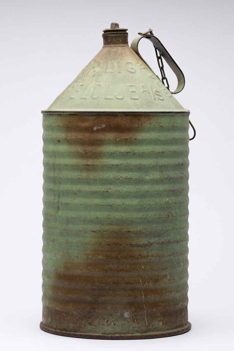 Sirkulær kanne med pyramideformet topp. Tut på toppen. Håndtak. Grønnmalt.