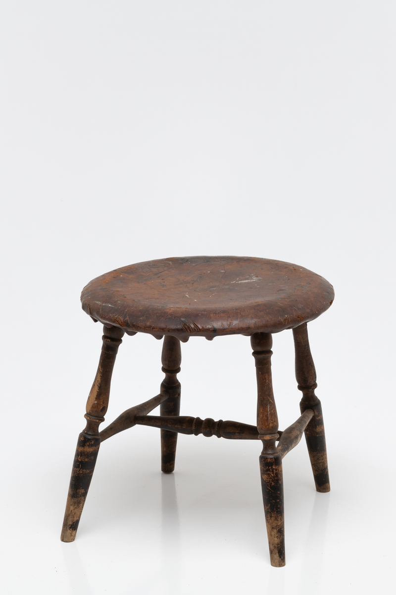 Krakk med fire, dreide ben sannsynligvis laget av stol med rygg. Lærtrukket sete. Setets tredeler delvis holdt sammen ved hjelp av skobesparere.