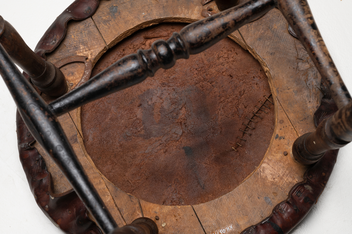 Krakk med fire, dreide ben sannsynligvis laget av stol med rygg. Lærtrukket sete. Setets tredeler delvis holdt sammen ved hjelp av skobesparere.