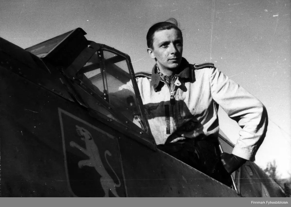 Pilot ved 7. skvadron av 5. jagerving (7./JG 5) i kabinen på sin ...