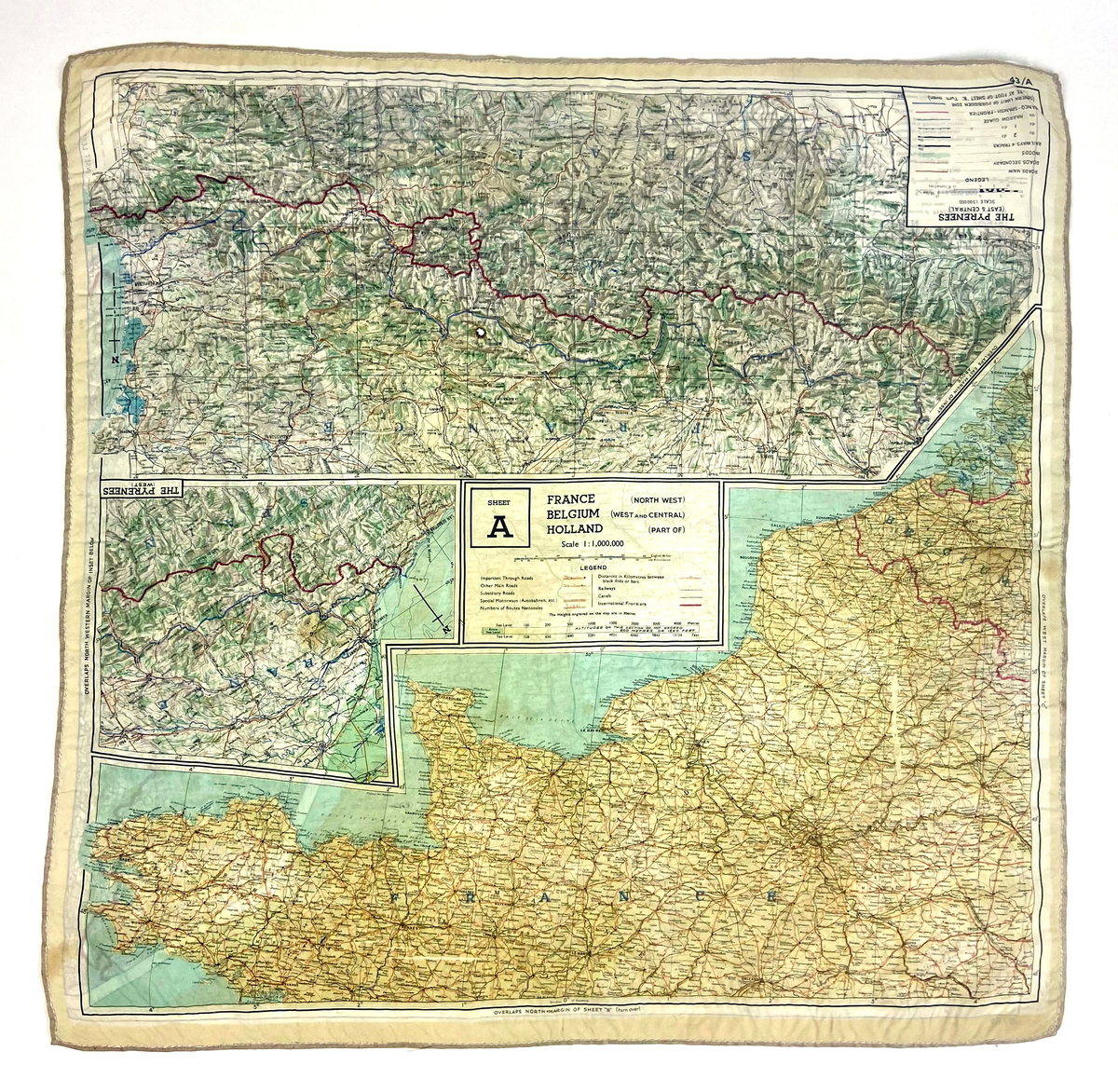 Flyktkarta tryckt på siden - över Västeuropa från Andra Världskriget. WW2. Kartan har brännhål.  Trycket är mycket detaljrikt och visar samhällen, vägar och kyrkor. Kartdetaljer i svart, vägar i rött och internationella gränser i grönt,