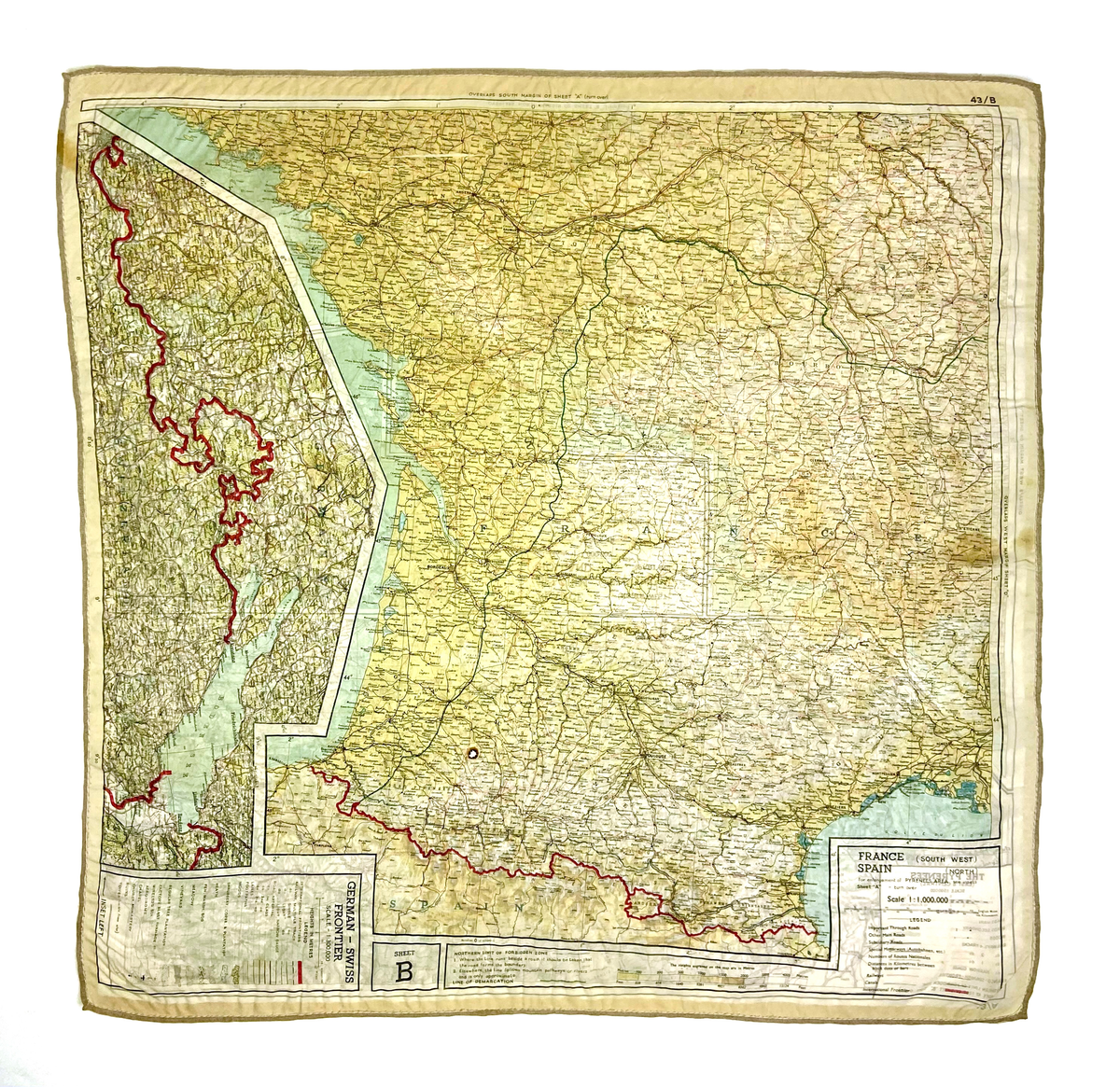 Flyktkarta tryckt på siden - över Västeuropa från Andra Världskriget. WW2. Kartan har brännhål.  Trycket är mycket detaljrikt och visar samhällen, vägar och kyrkor. Kartdetaljer i svart, vägar i rött och internationella gränser i grönt,