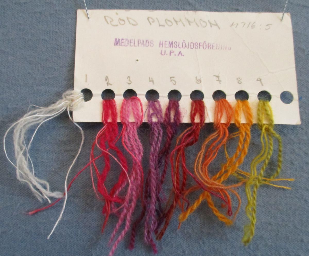 Färgskisser, garnprover och mönster till flamskvävnader i modellerna Plommon gul, Plommon violett och Plommon röd. 
