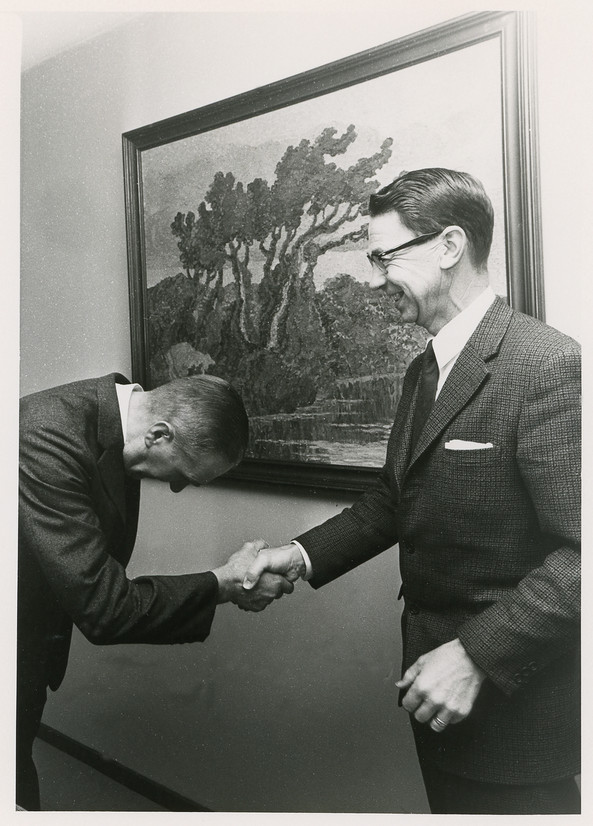 Sven Tegheim får sin guldklocka för lång och trogen tjänst, av landshövding Gunnar Helén, Växjö, den 9/12 1968.