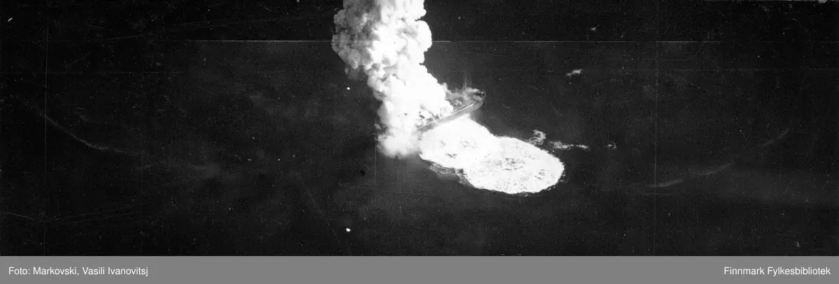 Det hollandske turbinskipet t/s "Wolsum" (3668 BRT) i brann på Bøkfjorden  klokken 11:56 etter treff av bomber fra sovjetiske fly fra Nordflåten under flyangrep 16. september 1944 klokken 11:34. Skipet eksploderte og sank kort tid etterpå. Se også foto nr. Rura06342, Rura06344 og RuRa06345.