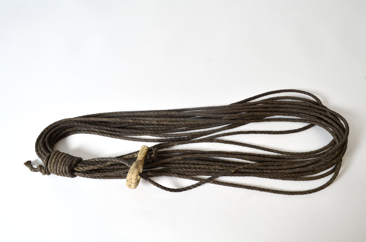Lasso av tvunnet lær/skinn, med benring med dekor.