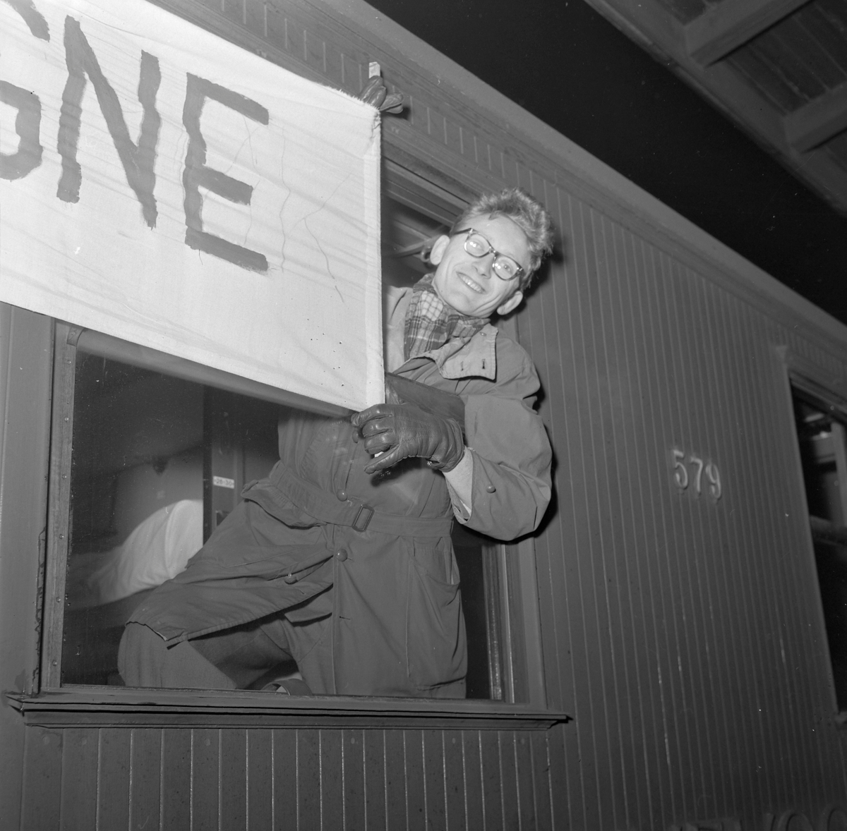 Studenter fra Oslo kommer for å besøke UKA 1957