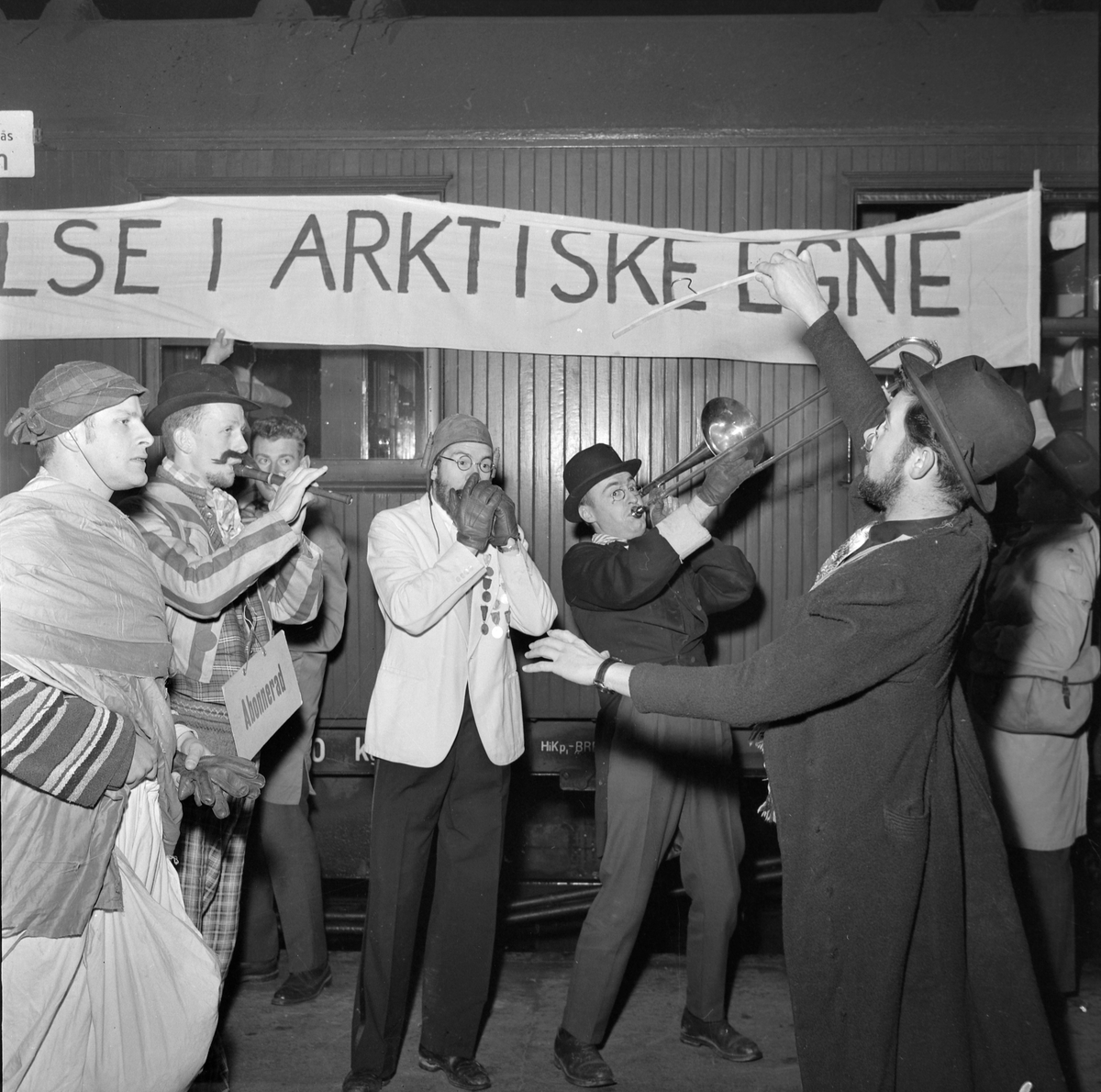 Studenter fra Oslo kommer for å besøke UKA 1957