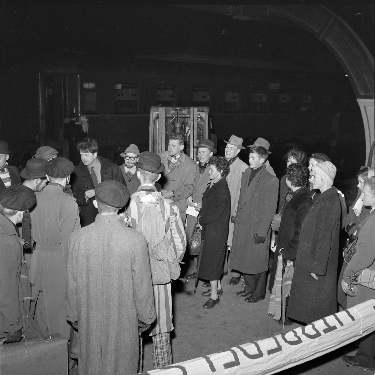 Studenter fra Oslo kommer for å besøke UKA 1957