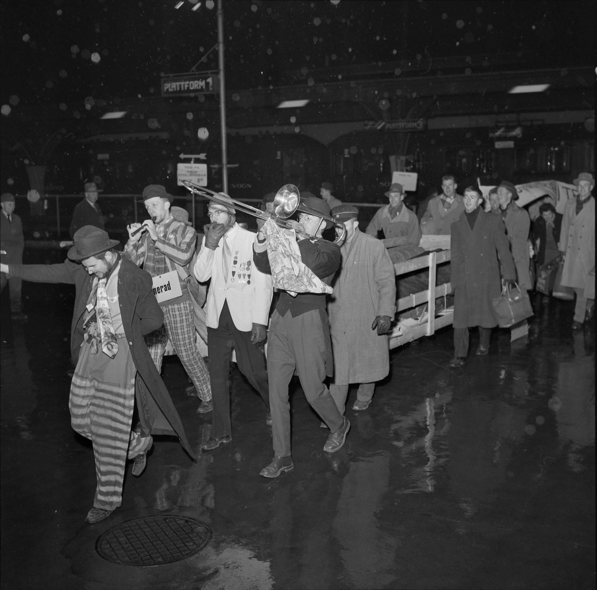 Studenter fra Oslo kommer for å besøke UKA 1957