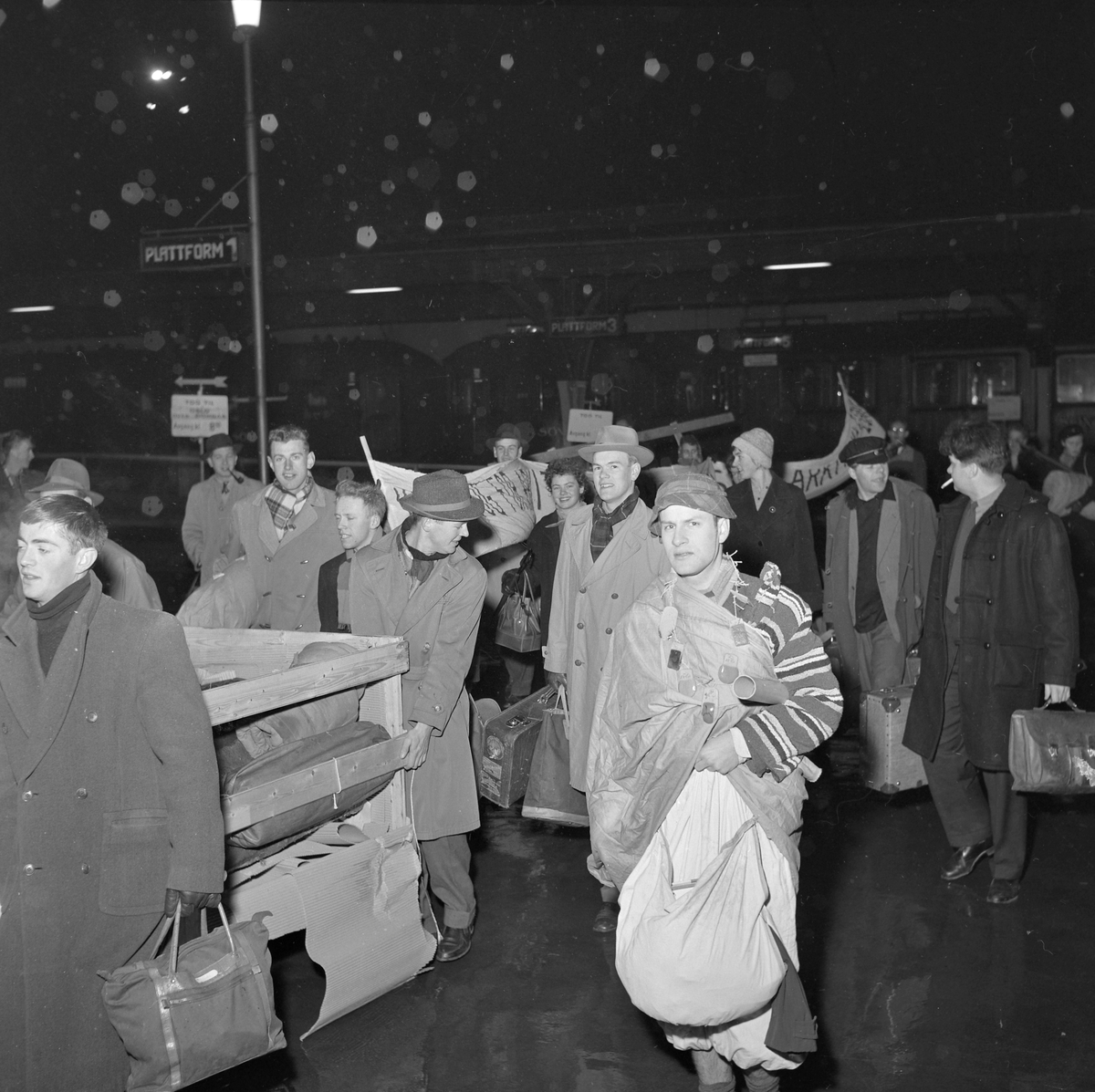 Studenter fra Oslo kommer for å besøke UKA 1957