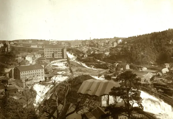 Fabrikkanleggene ved Tistedalsfossen. Bildet skal være tatt i juni 1896