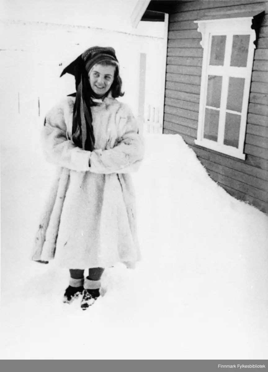 Niesen til tannlege Kristoffersen i Hammerfest fotografert i samekofte påsken 1943. Hun var fra Sørlandet og besøkte slekten i Hammerfest.