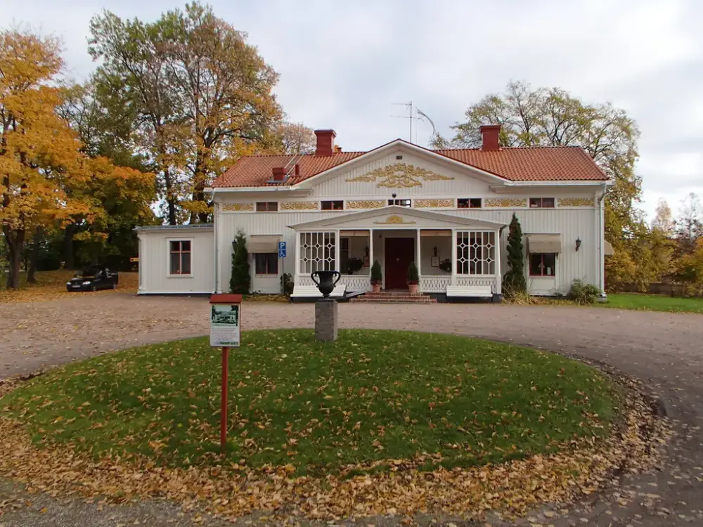 herrgård i höstlandskap