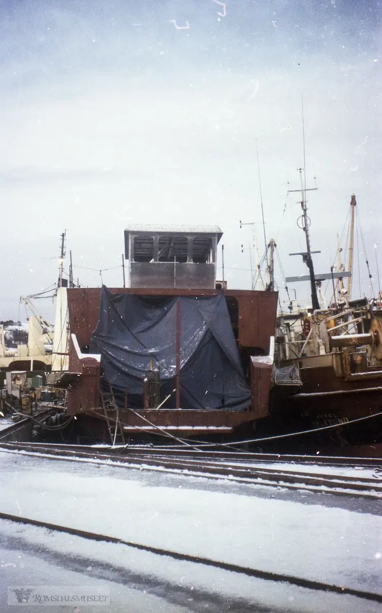 Bilfergen MF «Eira»..Byggeår 1955..Tidsrom 1955 - 2001..223 brt..Ombygd i 1982.."Etter hvert trer overbygget på den "nye Eira" fram. Løftebaugen er på dette stadiet enda ikke kommet på plass".